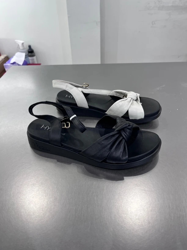 露趾镂空花卉一脚蹬圆头时装百搭黑色凉鞋沙滩鞋夏季女款时尚厚底