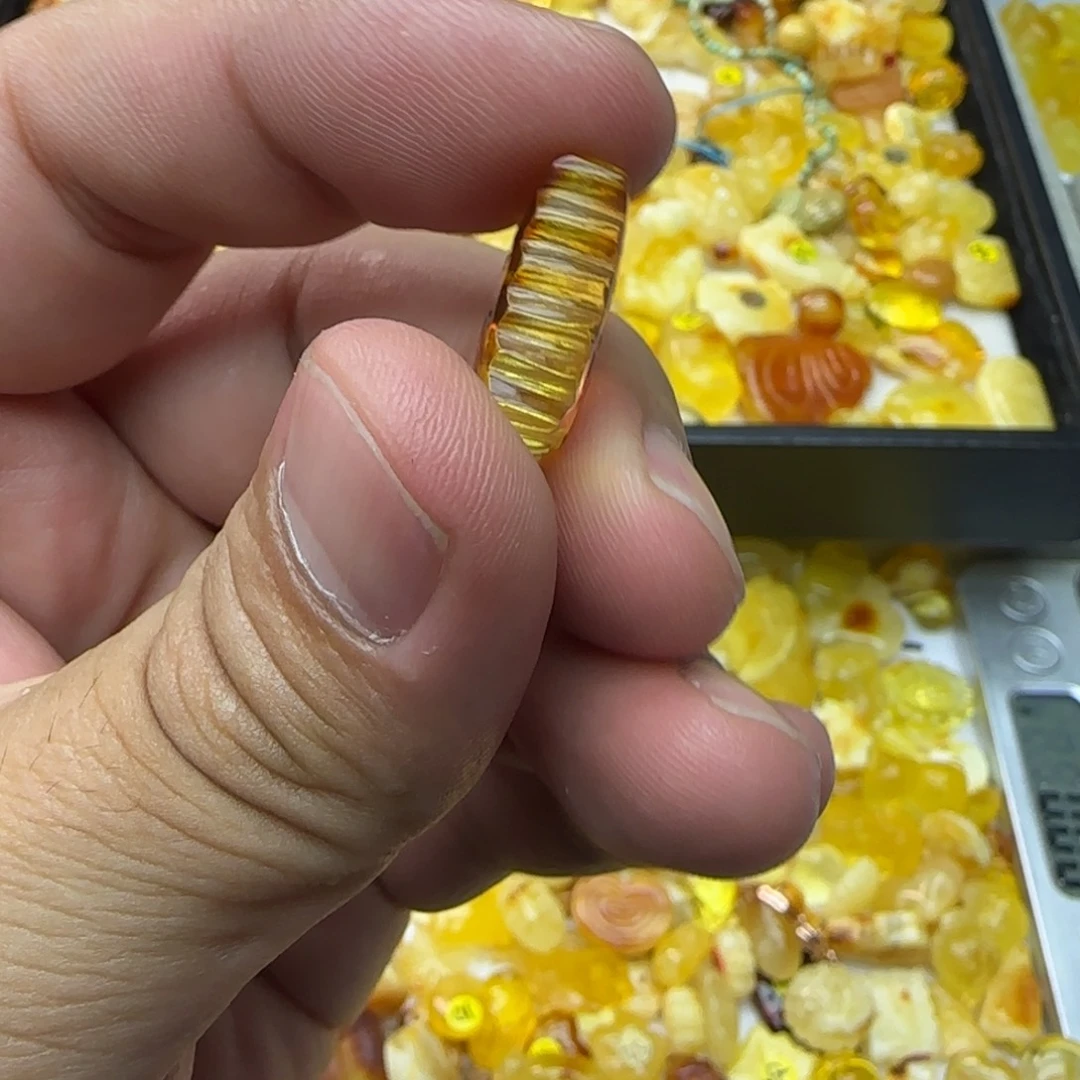 琥珀未镶嵌裸石1.3克