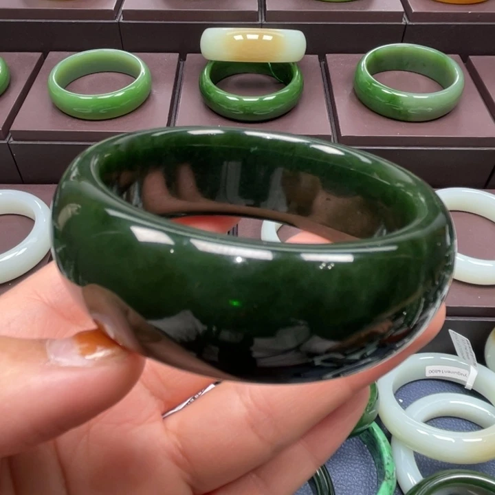 和田玉未镶嵌手镯