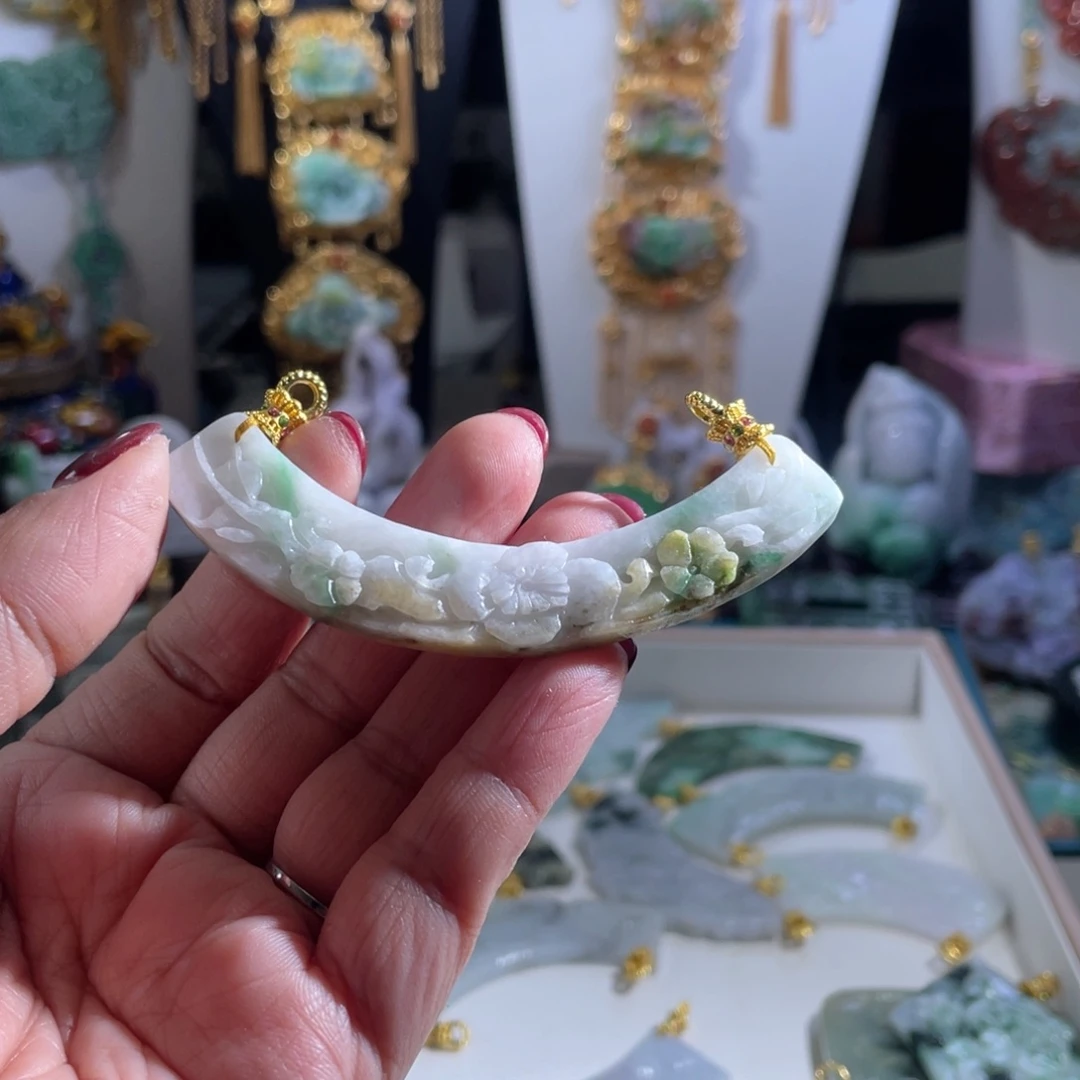 翡翠颈饰未镶嵌翡翠三彩弯弯