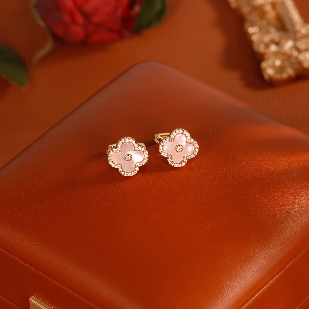 合金耳饰 【5626】法式轻奢四叶樱花粉耳钉气质耳饰女小众耳环