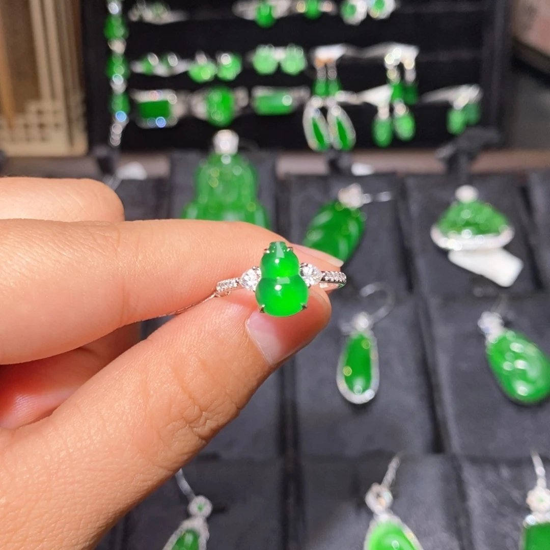 18K金镶嵌戒指翡翠天然翡翠