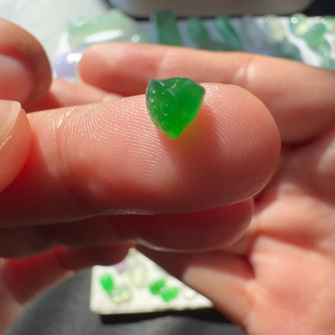 芋***奶定制翡翠未镶嵌冰种辣阳绿莲蓬