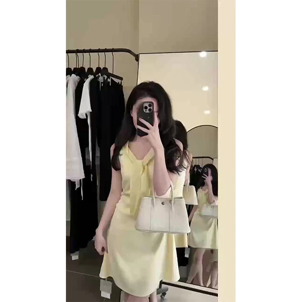 夏日多巴胺巨好看黄色无袖连衣裙子女2025新款绝美度假风气质短裙