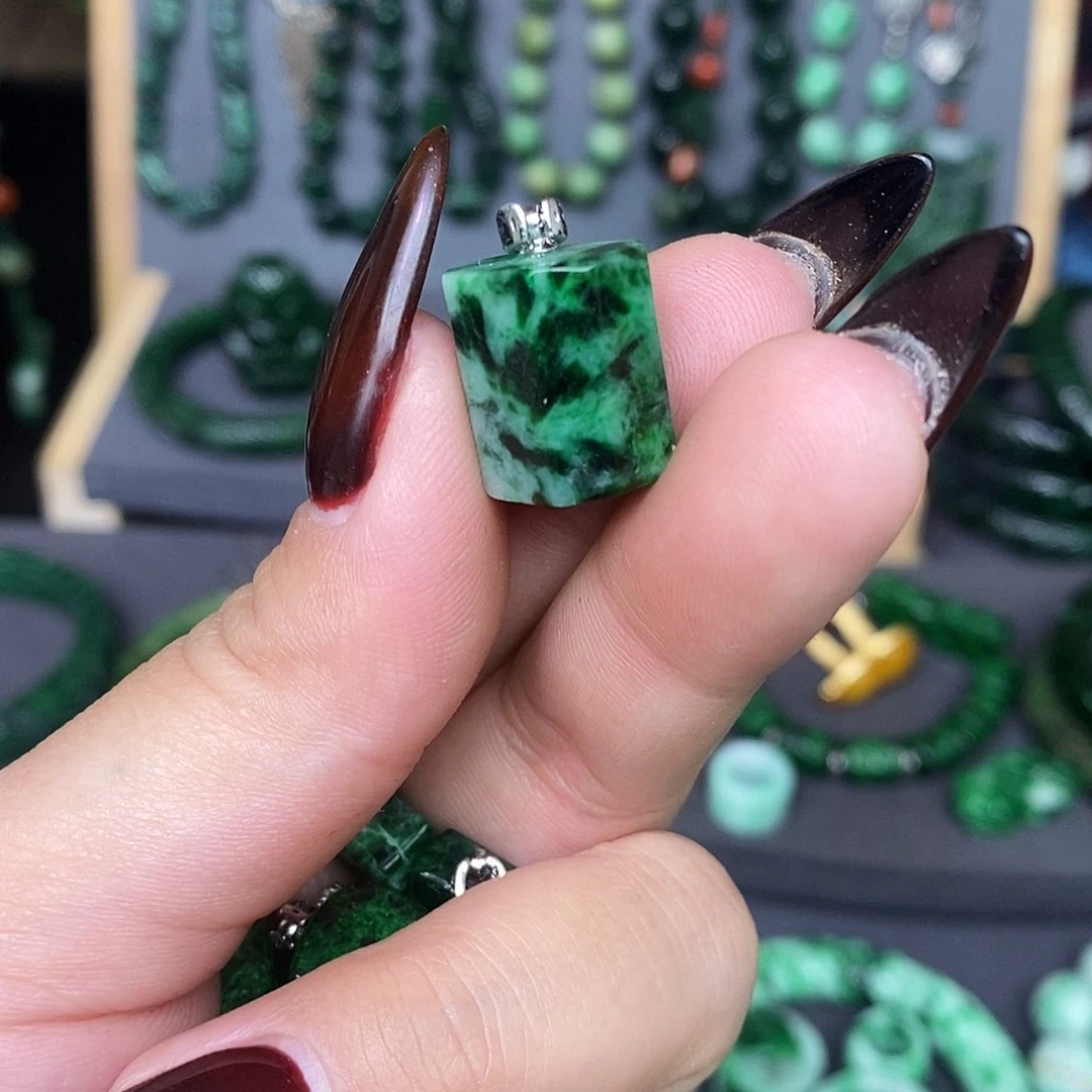 颈饰未镶嵌翡翠漂亮美眉