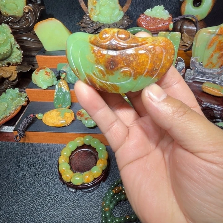 颈饰未镶嵌透闪石质玉老*。