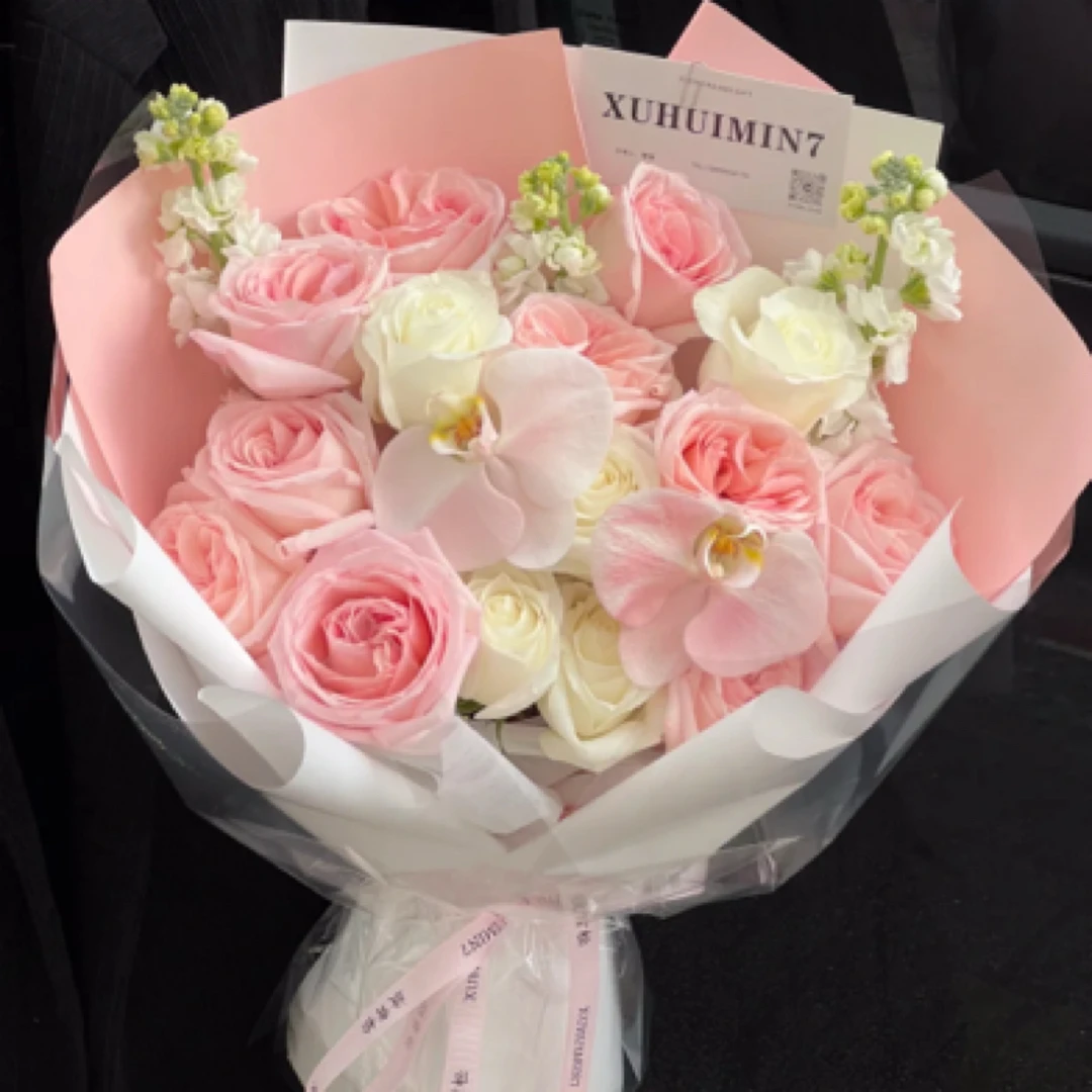 【粉白甜心】粉色荔枝玫瑰搭配白玫瑰蝴蝶兰情人节送女友老婆