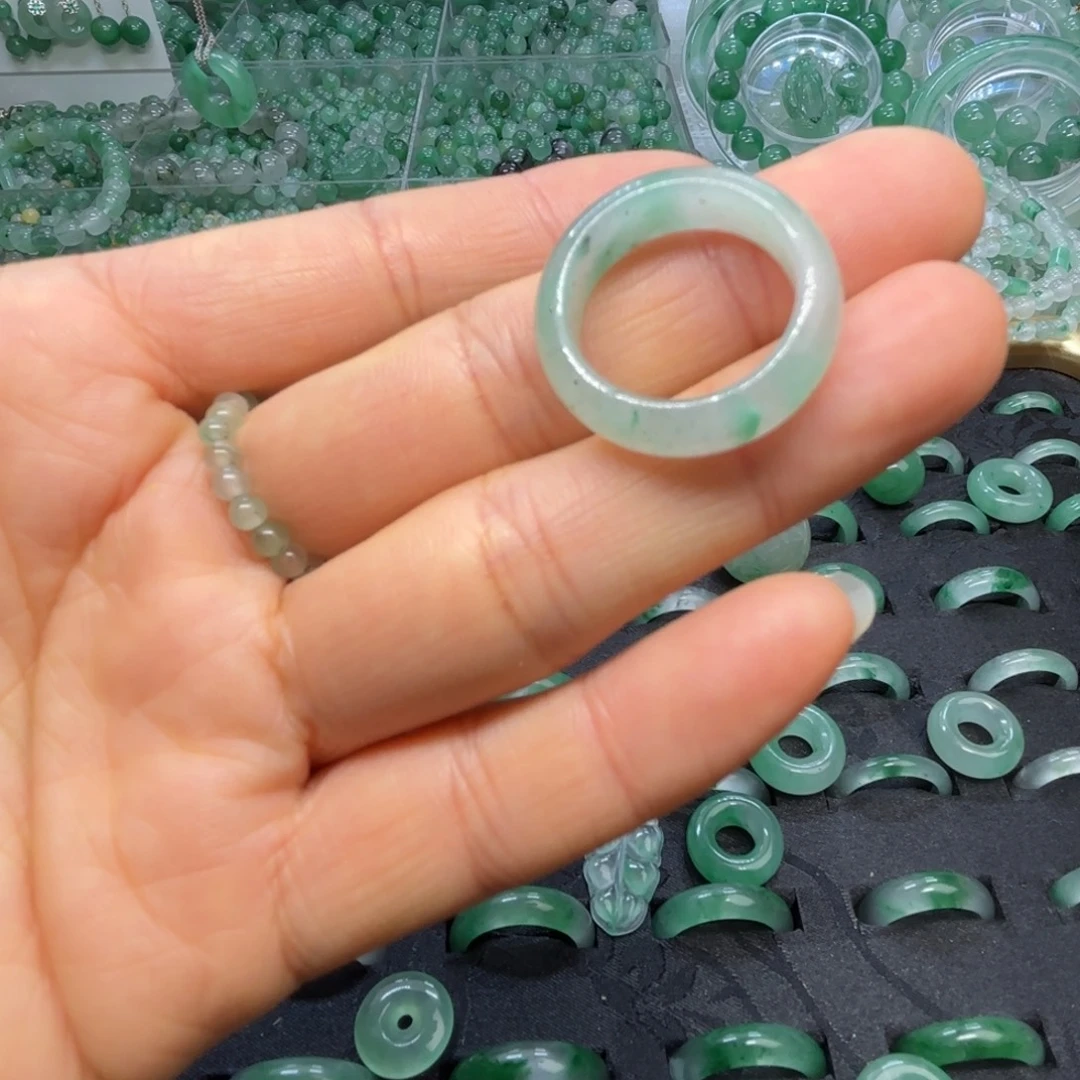 石英质玉（非洲翠）未镶嵌散珠戒指微瑕