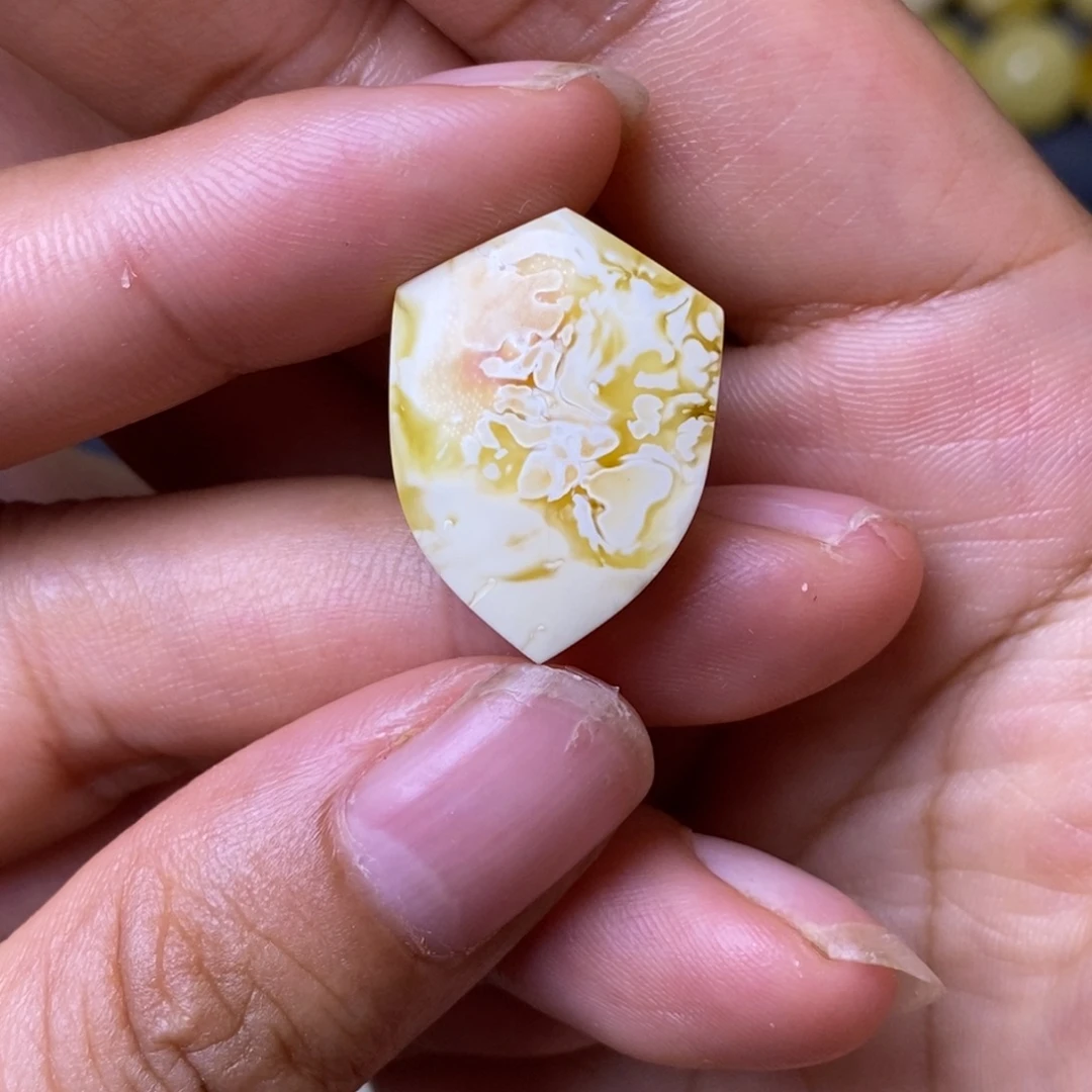 琥珀未镶嵌裸石瓷白蛋花汤小宝剑吊坠