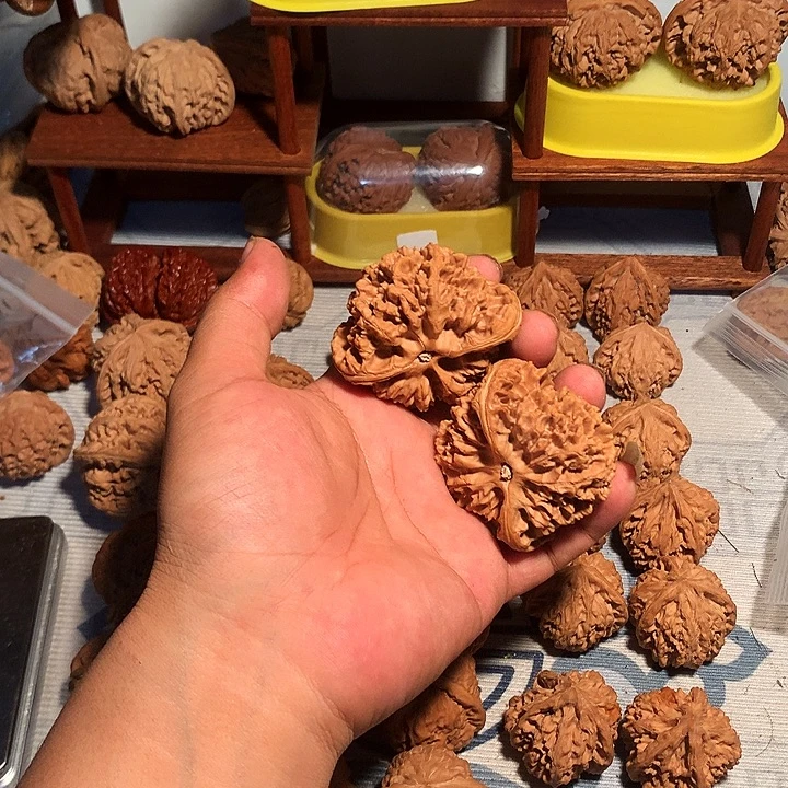 郝***心文玩核桃吊坠大花