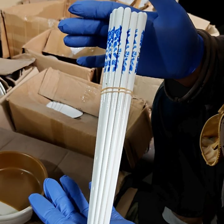瓷片盘子碗茶壶啥都有