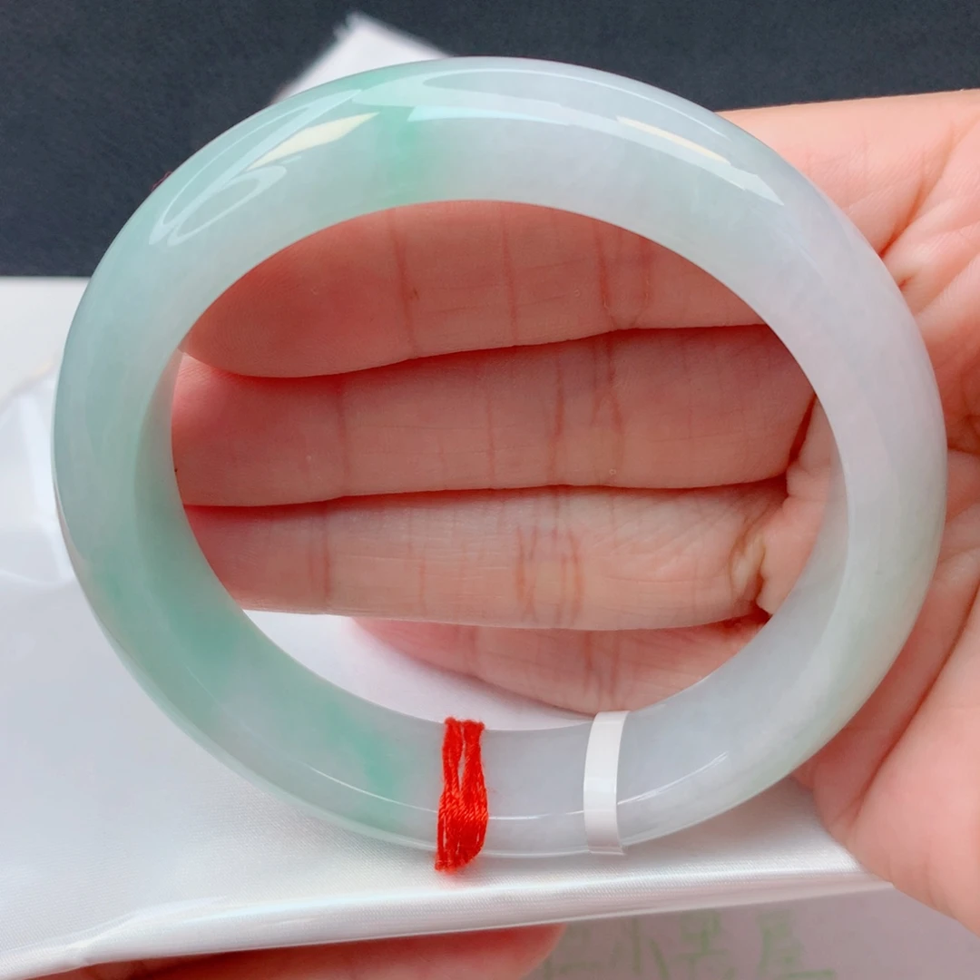 翡翠未镶嵌手镯59.4圈 白底飘晴绿有纹