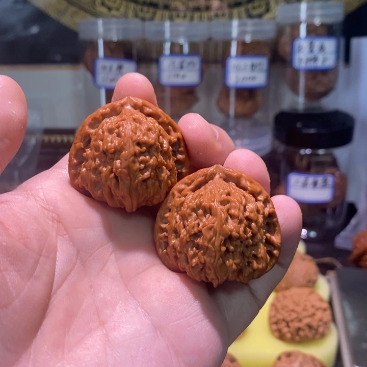 文玩核桃吊坠三角白