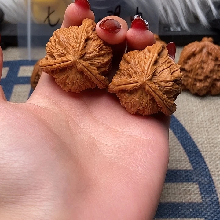 文玩核桃把件辣****鸡白狮子正奔