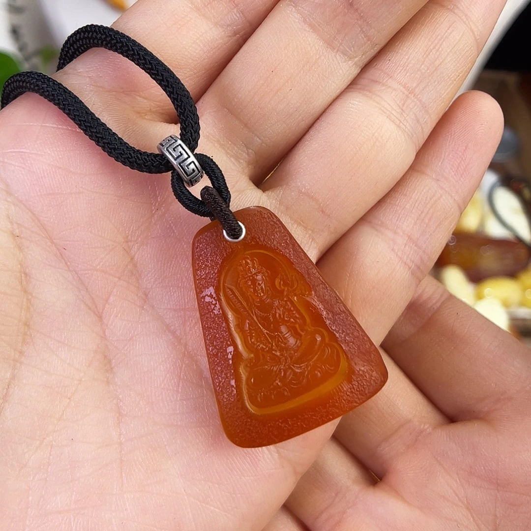 琥珀珠宝奇石未镶嵌。