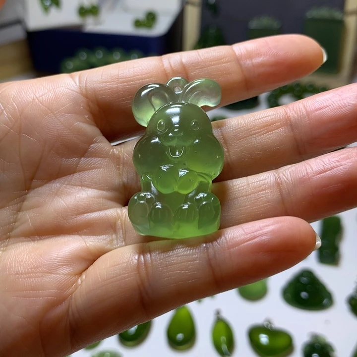 岫玉未镶嵌颈饰吊坠