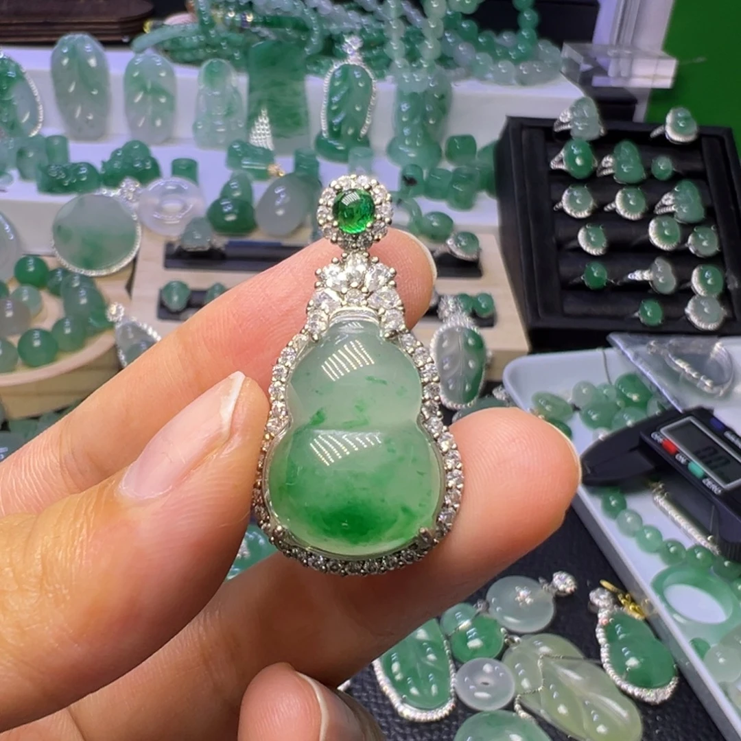 石英质玉未镶嵌颈饰