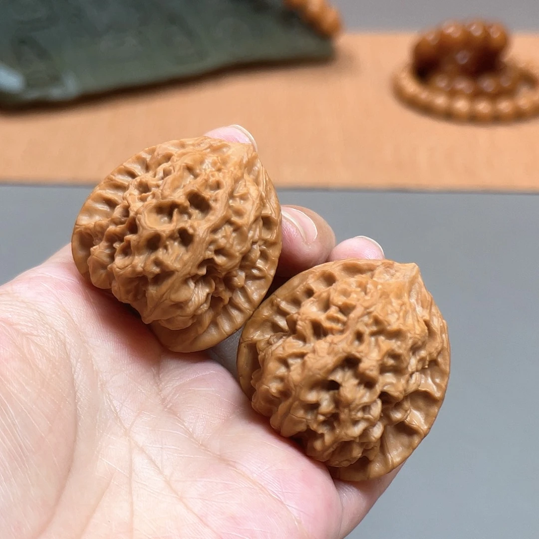 桃核把件39×42尺精修打底梨木台翻天印CN01436