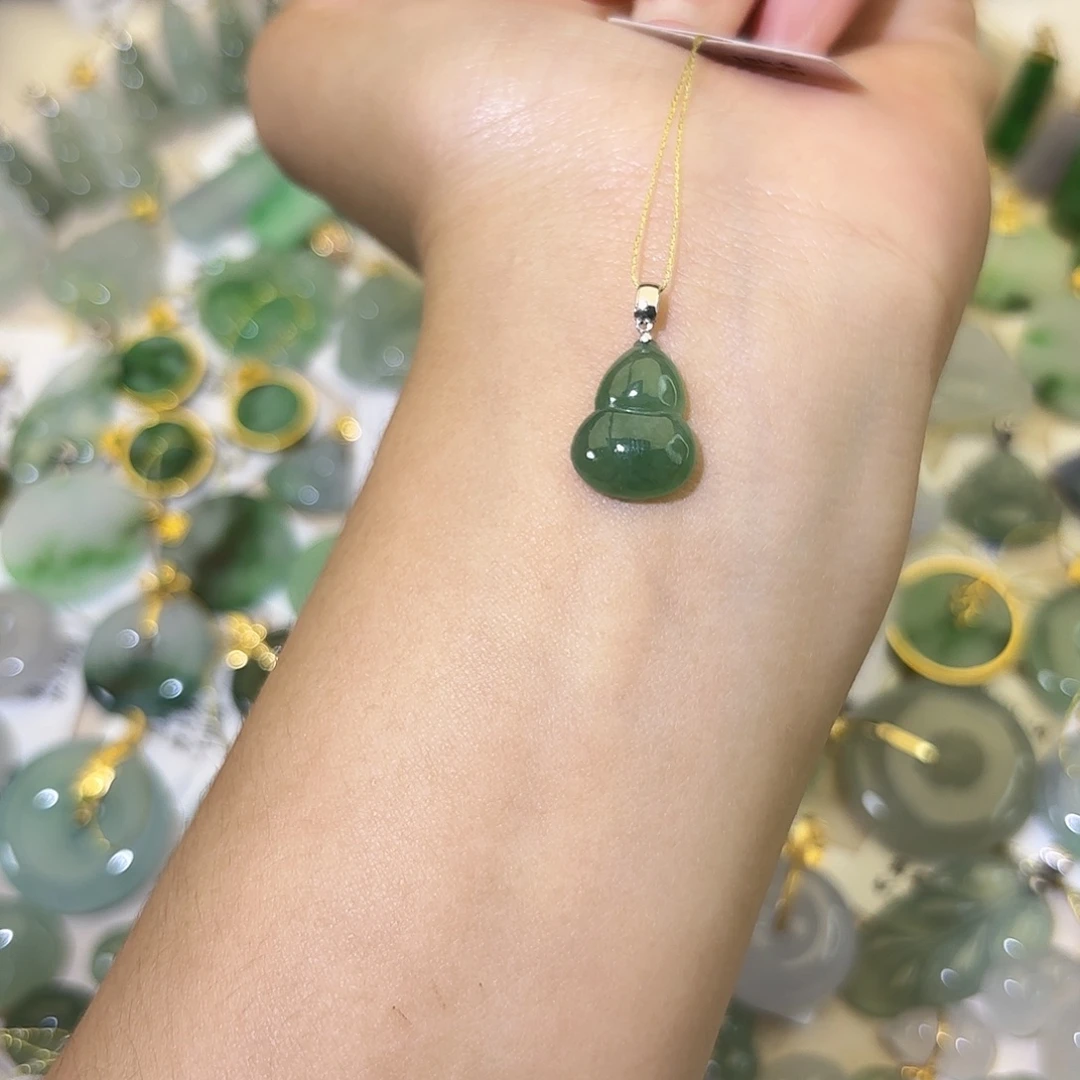 翡翠18K金镶嵌颈饰葫芦