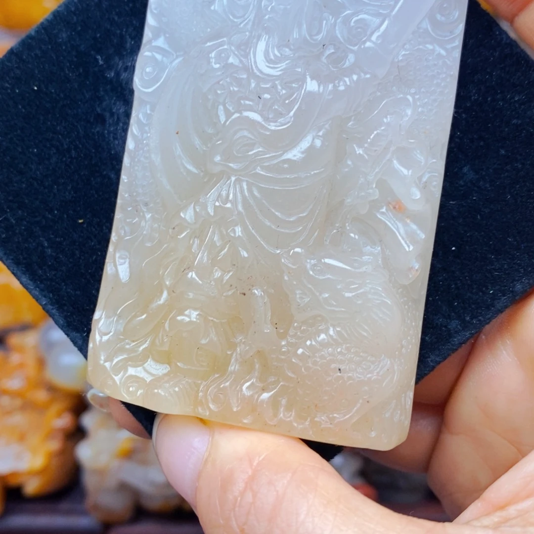 未镶嵌石英质玉（黄龙玉）颈饰