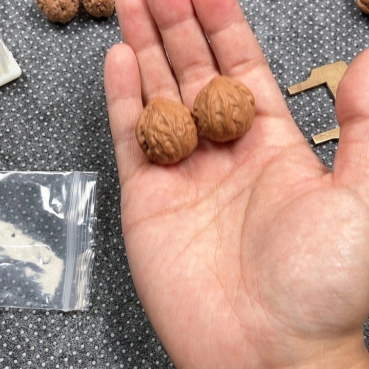 文玩核桃吊坠龙纹小帽