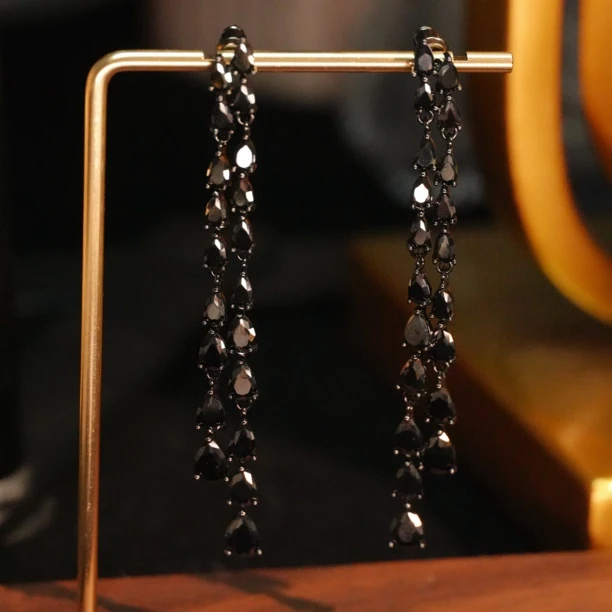 铜合金耳饰 A141秋冬百搭轻奢高级感耳坠气质风耳钉长款耳环黑色