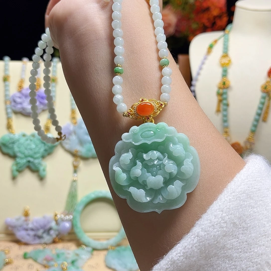 翡翠颈饰未镶嵌满绿牡丹