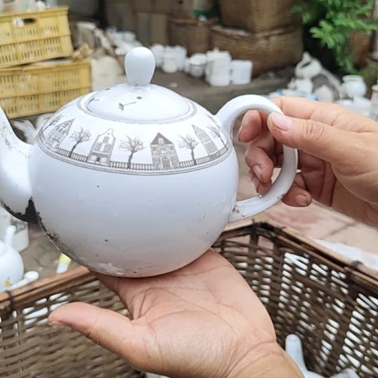 库存微瑕多孔茶壶一个