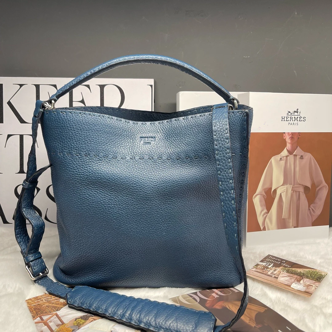 99新 FENDI/芬迪 蓝色荔枝纹牛皮水桶包 81076