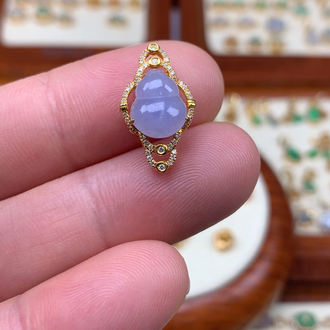 翡翠18K金镶嵌颈饰葫芦