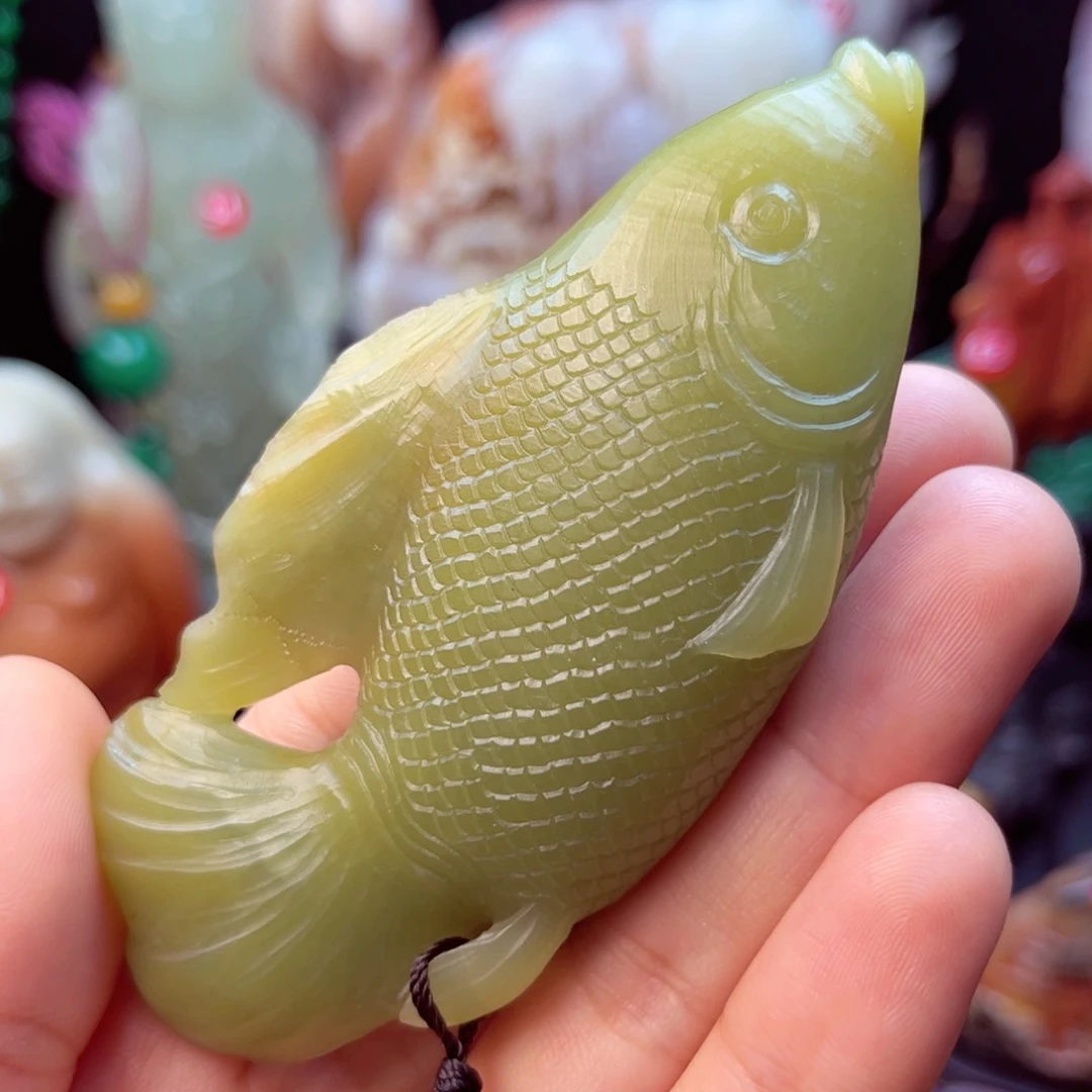 寿山石月尾绿手玩件