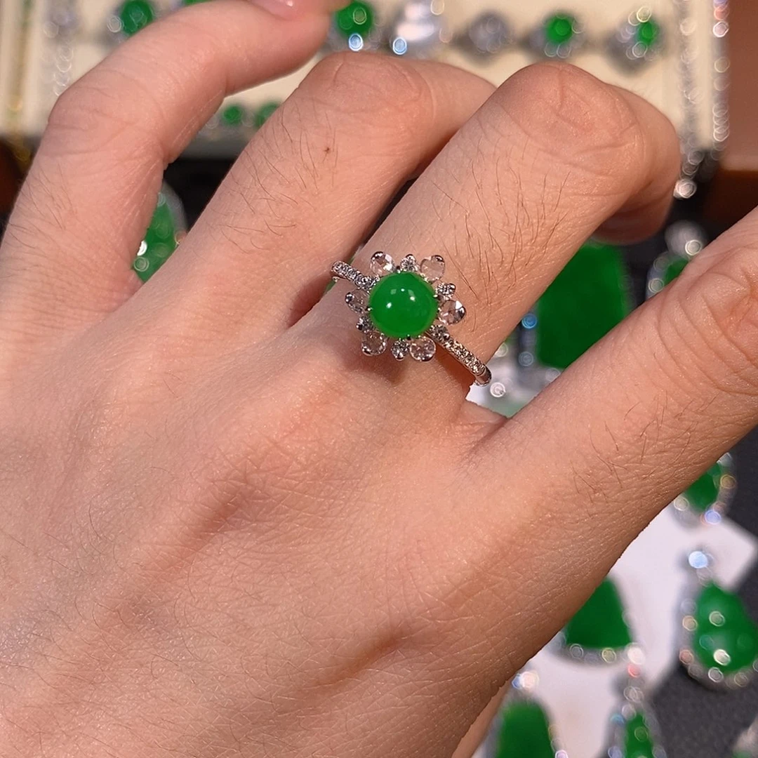 翡翠18K金镶嵌颈饰蛋面戒指