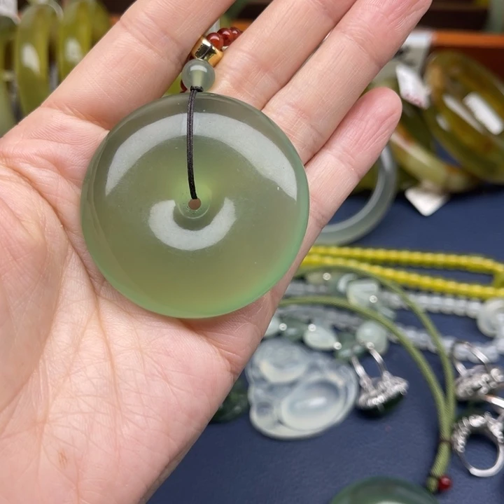 蛇纹石玉车挂未镶嵌高***脑