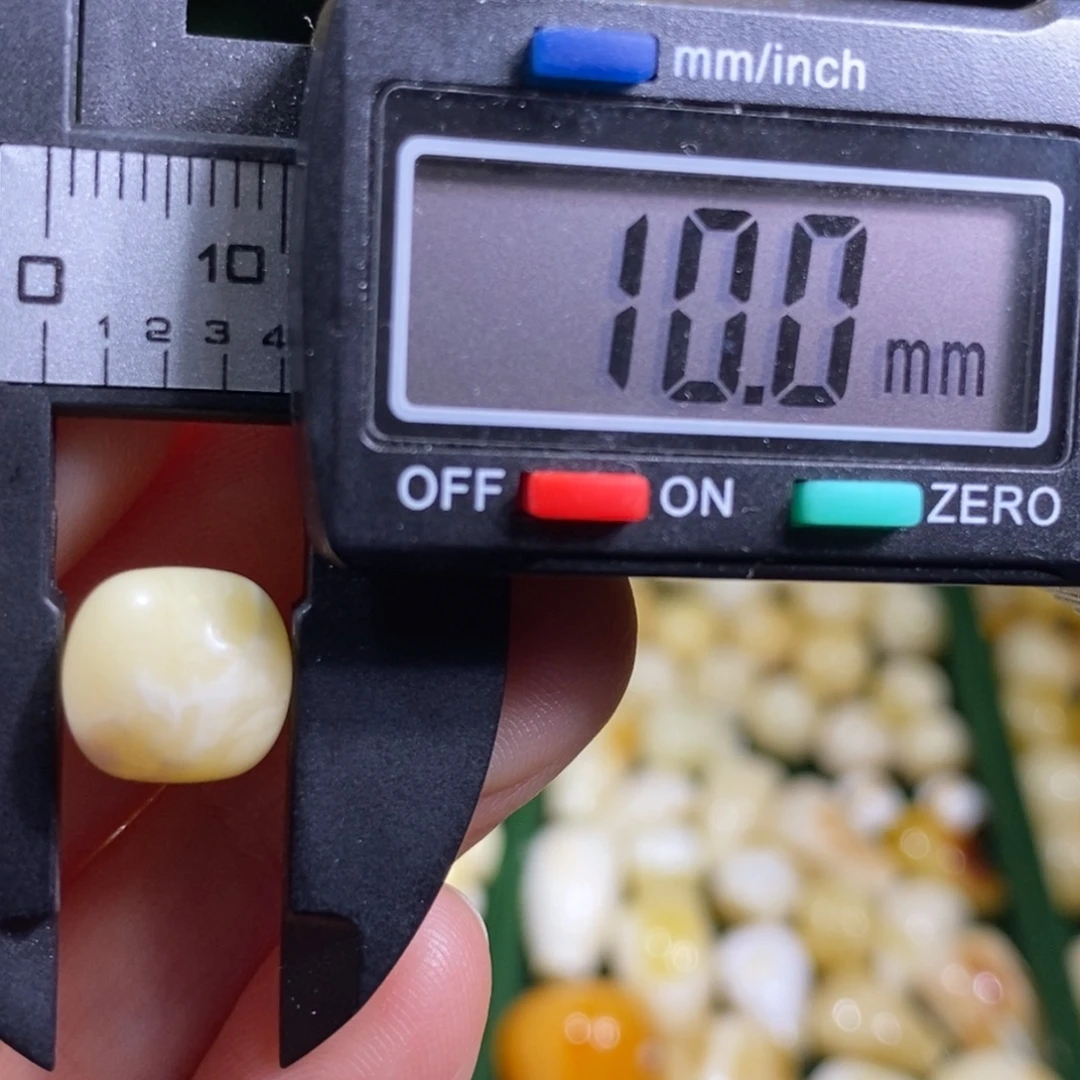 蜜蜡未镶嵌裸石微瑕