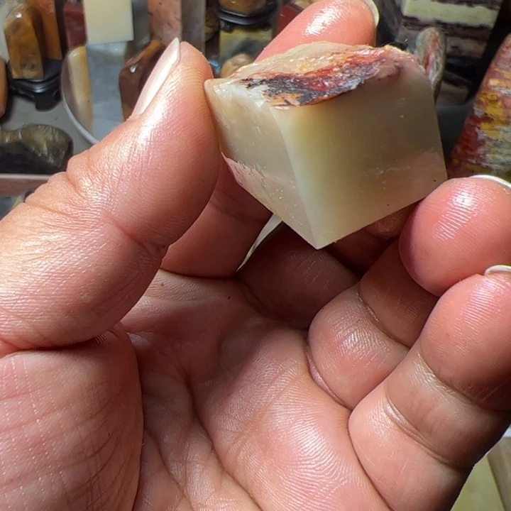寿山石印石带皮旗降