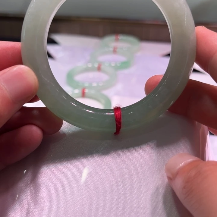 翡翠手镯未镶嵌白里青