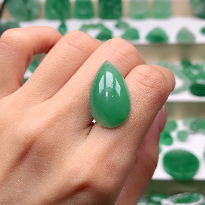 颈饰未镶嵌石英质玉