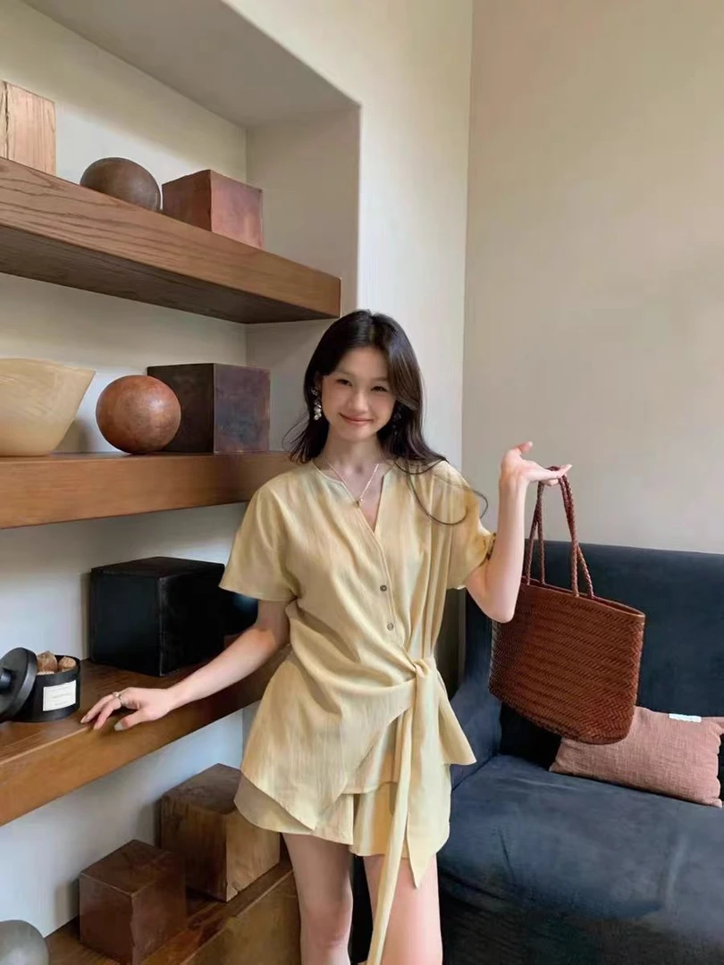 2025夏季新款韩系简约气质通勤绑带收腰小衫+休闲短裤两件套2533