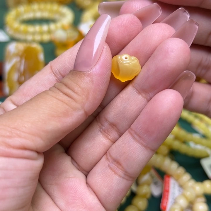 蜜蜡未镶嵌珠宝奇石