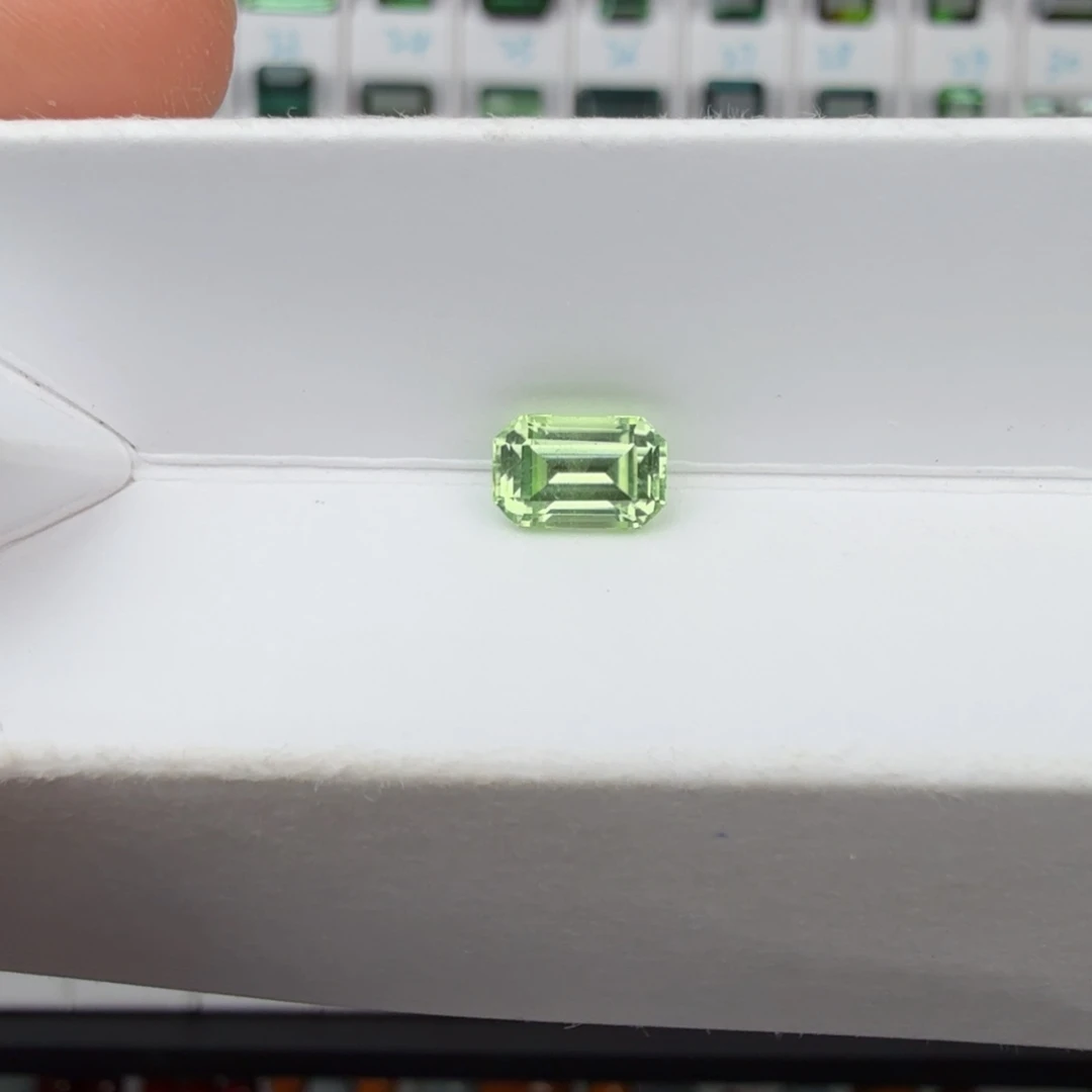 笔搁橄榄石未镶嵌天然苹果绿1.46克拉