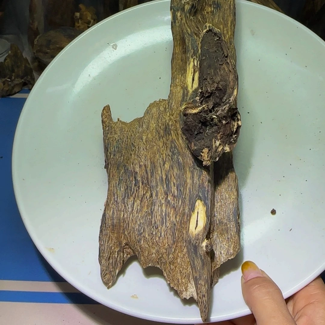 沉香手把件小*沉香奇楠海南十字斑点老料屌口176克