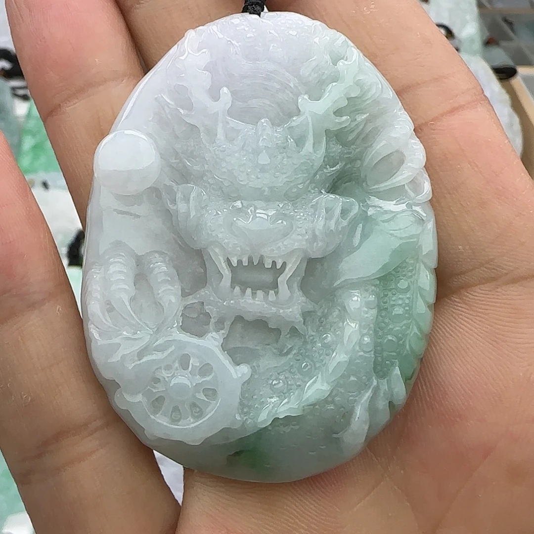 卡***迪翡翠未镶嵌颈饰翡翠