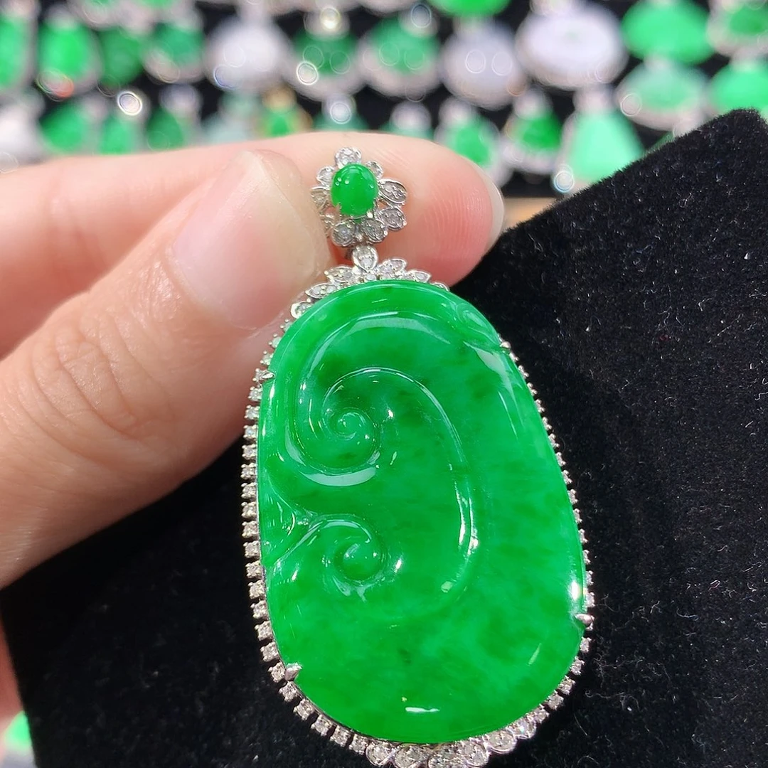 翡翠18K金镶嵌颈饰