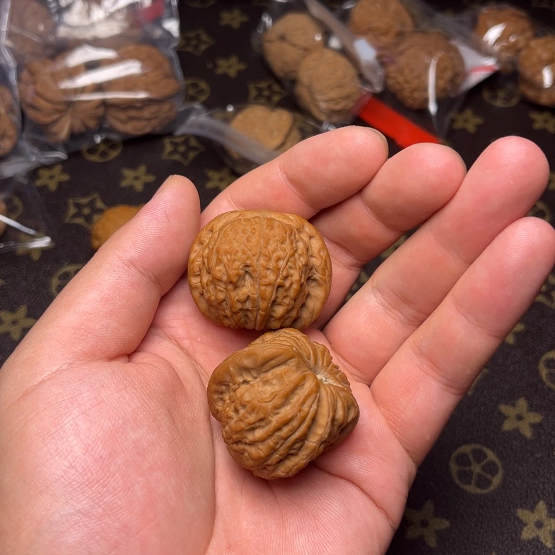 皮****把件文玩核桃37尺血麒麟