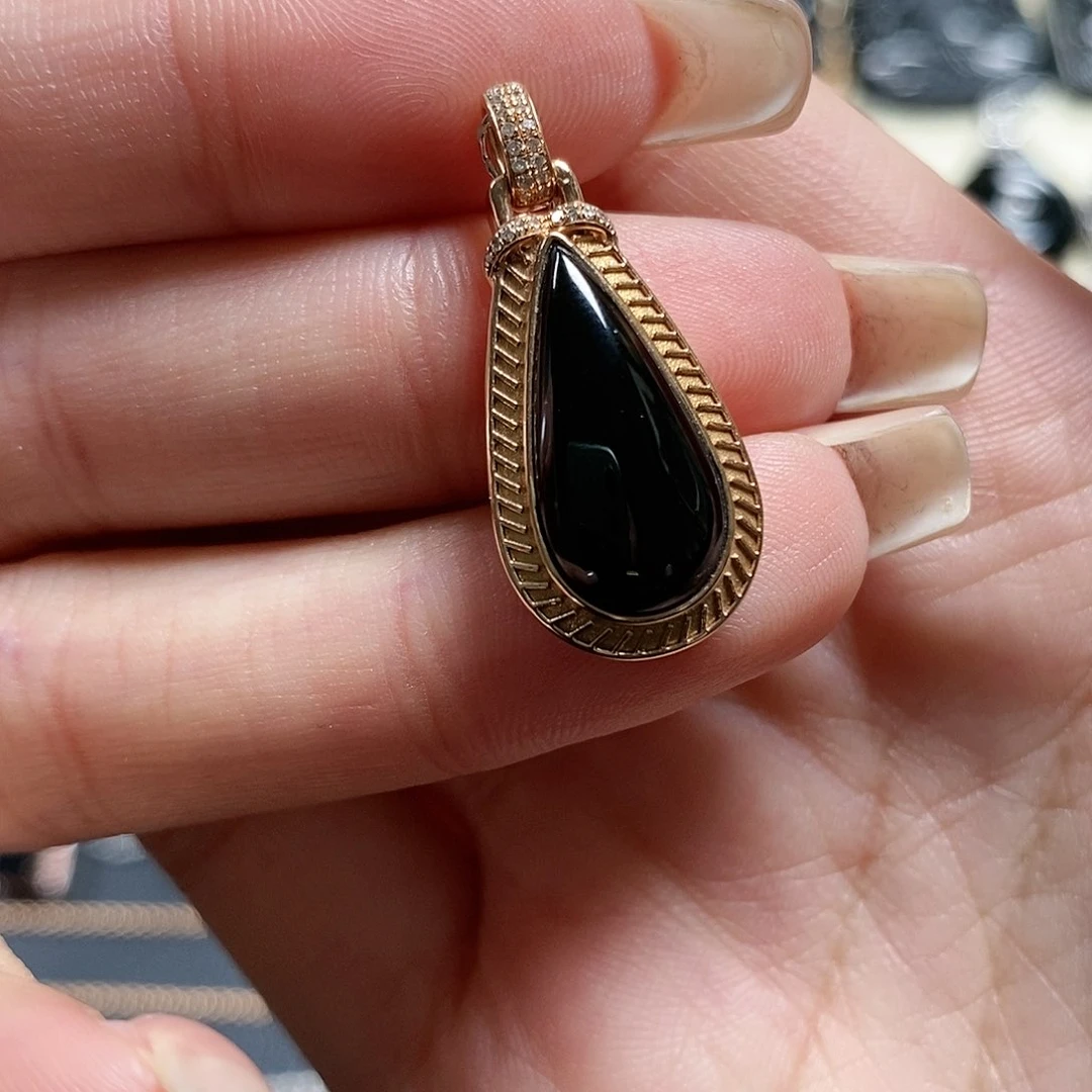 翡翠颈饰18K金镶嵌卡****?1。