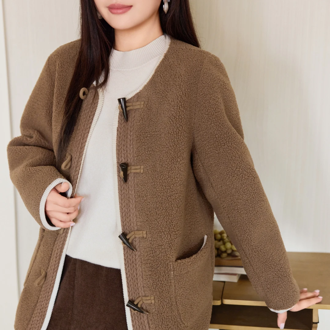 【仿羊羔毛麂皮绒】MsShe大码女装2025冬撞色牛角盘扣外套C2512003