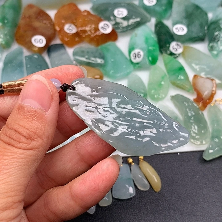 翡翠未镶嵌颈饰随型