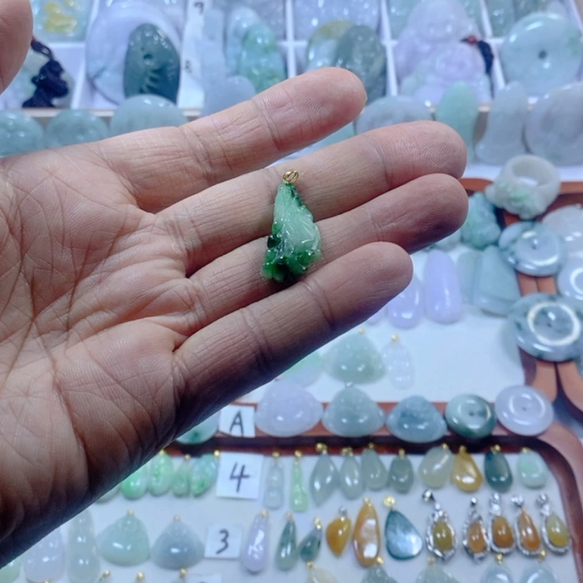【闪购商品】翡翠颈饰未镶嵌闹*挂件