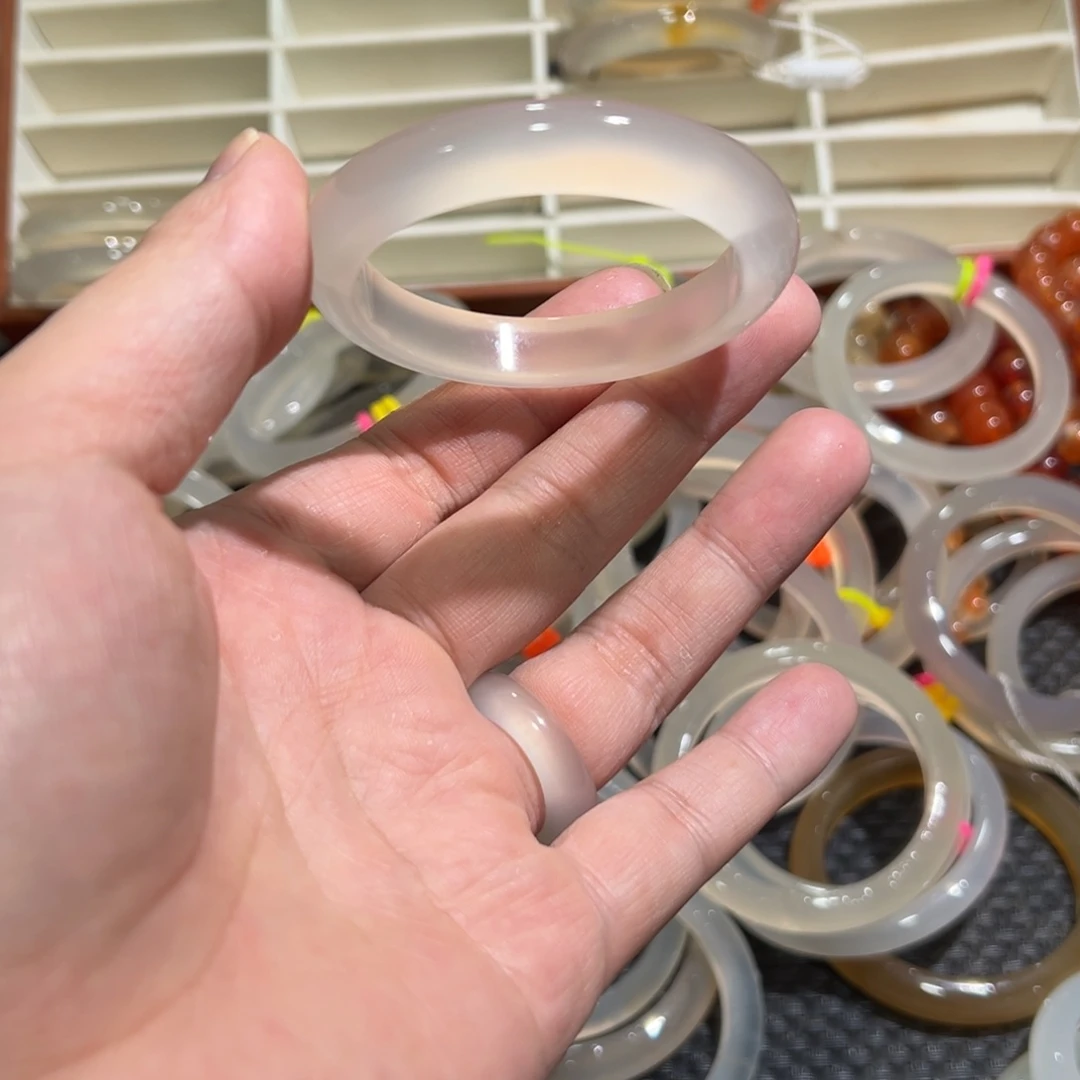 玛瑙/玉髓未镶嵌手镯50圈有包容1.3
