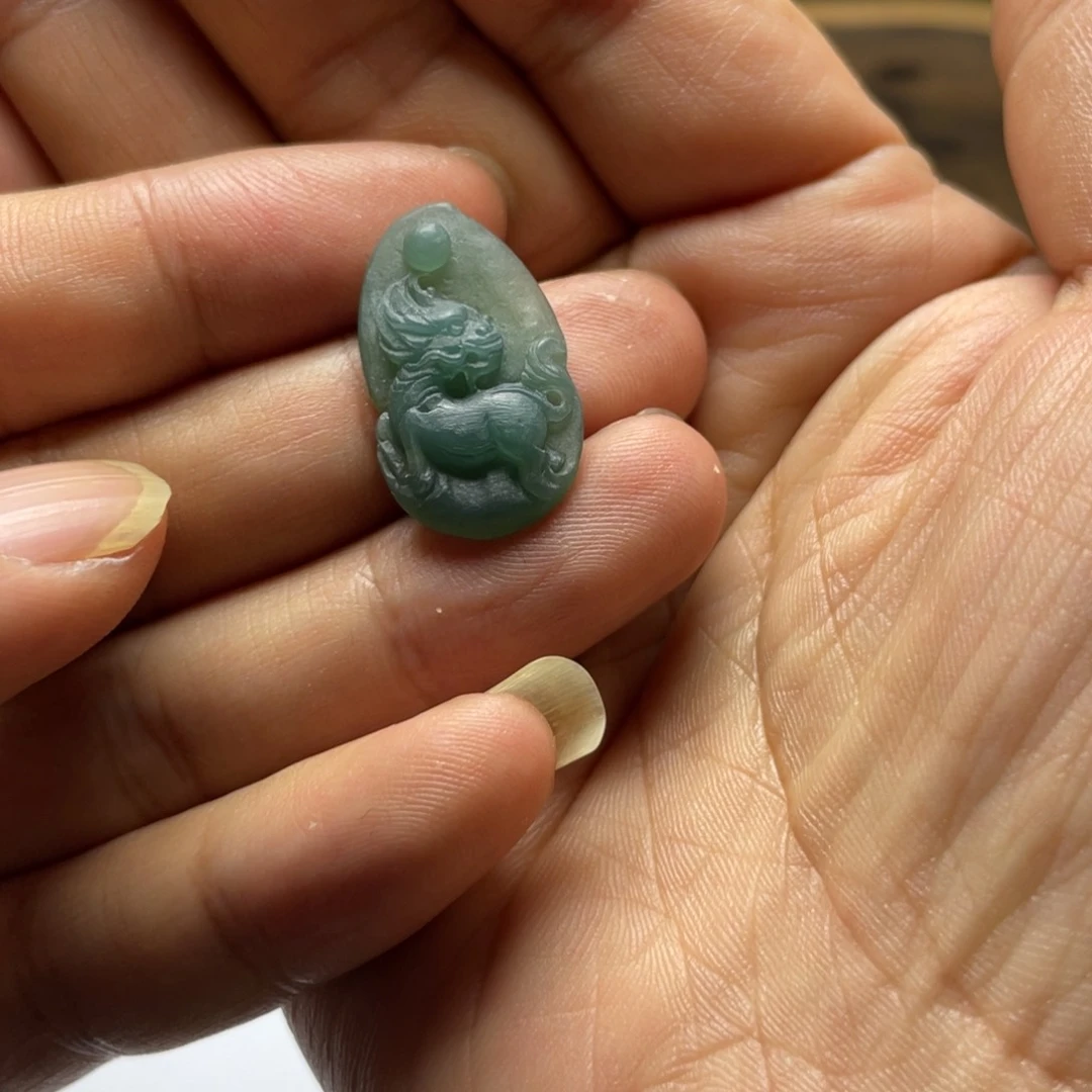 未镶嵌定制翡翠蓝晴底 麒麟